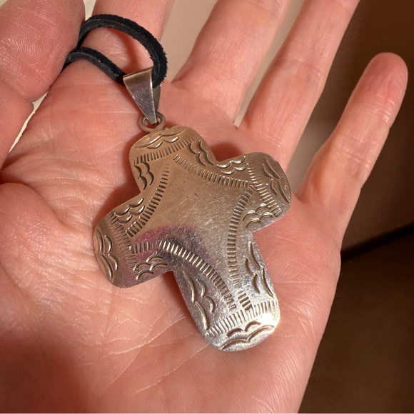 Taxco Vintage 80’ Southwestern Sterling silver oversized cross pendent necklace - Picture 9 of 17